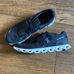 Cloud 5 tennis shoes